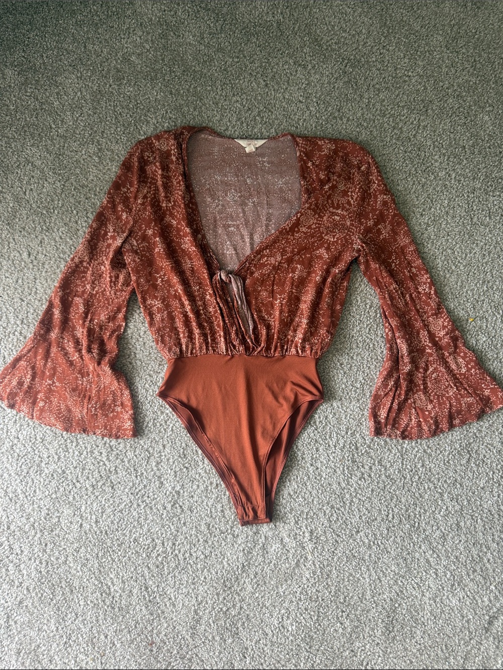 Women’s Sun & Shadow Rust Floral Deep V Tie-Front Long- Bell Sleeve Bodysuit XS